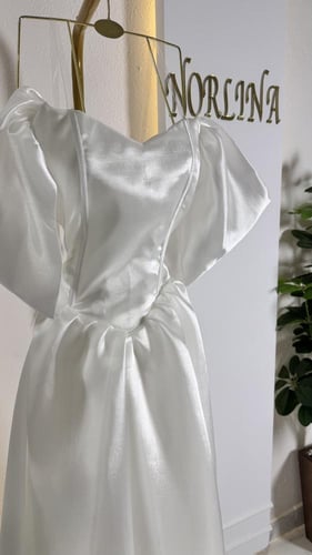 فستان الأميرات بلون سكري لامع