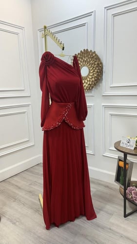 فستان ناعم باللون الأحمر