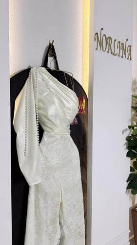 جمبسوت "نورلينا" الملكي: تفتة حريرية ودانتيل مطرز...