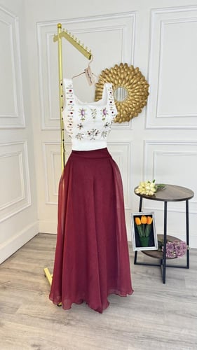 طقم العيد بتصمم بلوزه وتنوره بثلاثه الوان