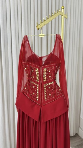 فستان كلاسيكي ناعم وأنيق