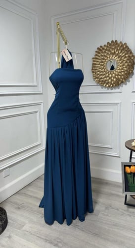 فستان بتصميم كلاسيكي