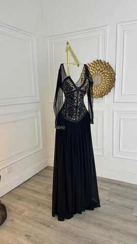 فستان بتطريز ذهبي كرستال