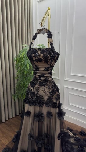 فستان اسود بذيل شاحط