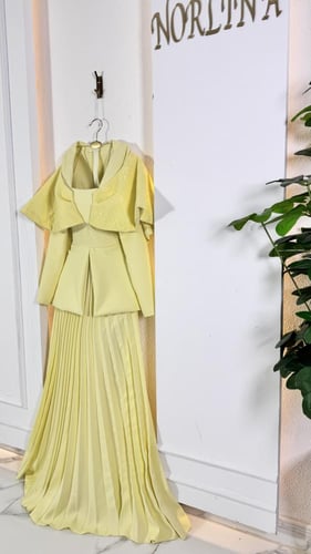 فستان ليموني أنيق بالدانتيل والكسرات