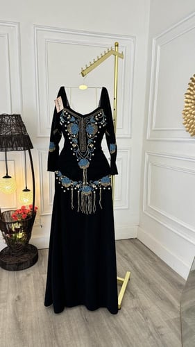 فستان اسود بتطريز يدوي