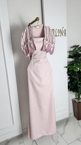 فستان زهري بياقة كرستال