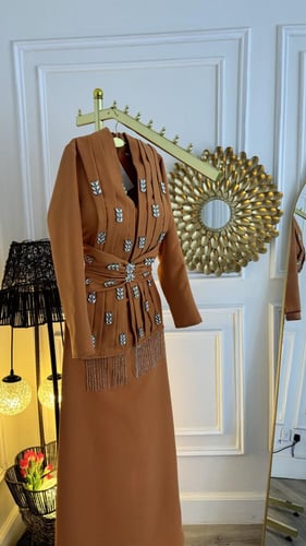 فستان بلون الطوبي الفاتح بكرستال