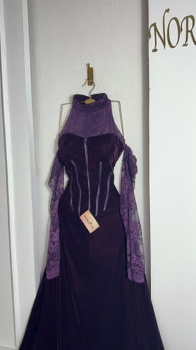 فستان مخمل بلون بنفسجي بأكمام دانتيل