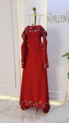 فستانك الأحمر الانيق المطرز بالكرستال