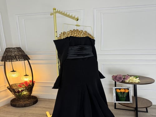 فستان اسود بخصر تفته