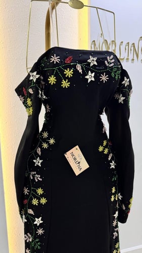 فستانك الأحمر الانيق المطرز بالكرستال