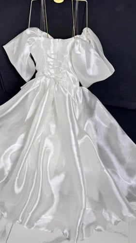 فستان الأميرات بلون سكري لامع