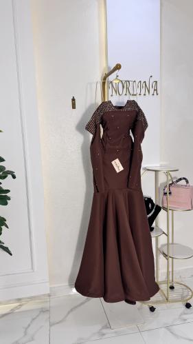 فستان بلون مميز وأنيق وشك كرستال