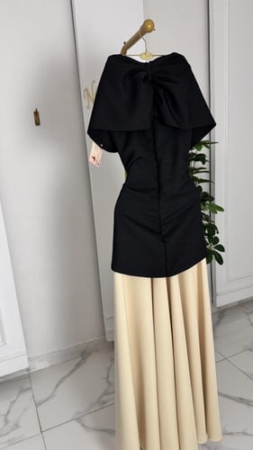 فستان كلاسيكي باللون الأسود والبيج