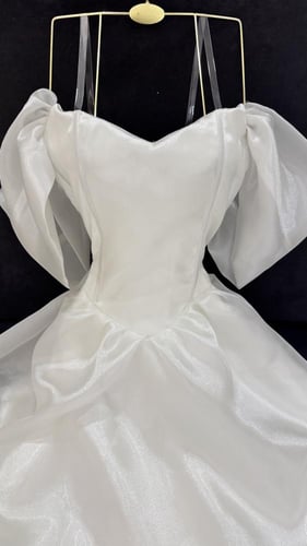 فستان الأميرات بلون سكري لامع