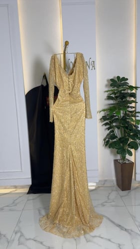 فستان سهره ذهبي يميزك باطلاله مميزه