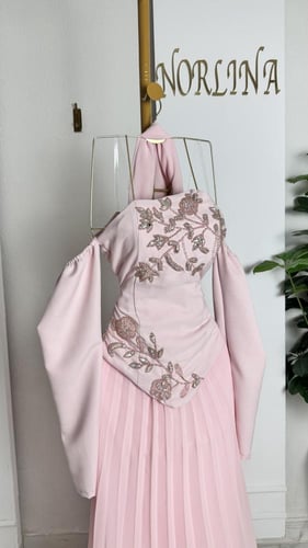 فستان زهري بتطريز يدوي ع الصدريه