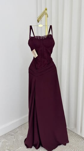 فستان باللون البرغندي