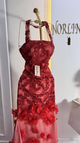 فستان بتصميم كلاسيكي مورد