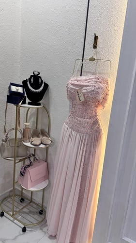 فستان وردي مرصع بلؤلؤ