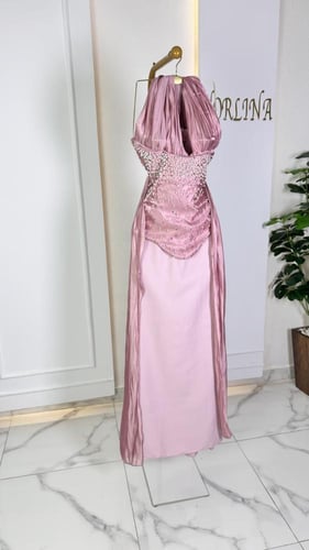 فستان لحمي بخامة الباربي وصدريه كرنكل لماع