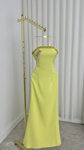 فستان باللون الليموني المميز