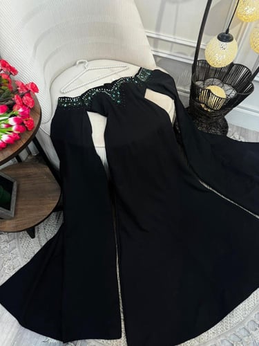 فستان اسود بشك كرستال