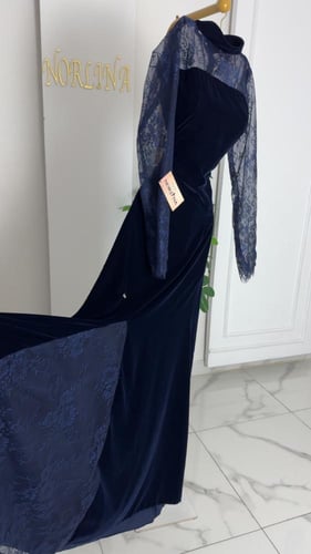 فستان الشتاء بلون كحلي مع الدانتيل