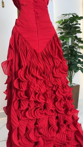 فستانك الاحمر يزهاك بين الحضور