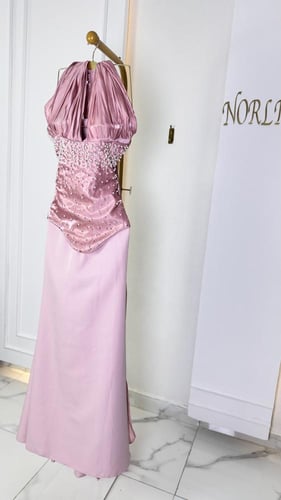 فستان لحمي بخامة الباربي وصدريه كرنكل لماع