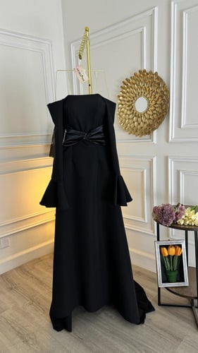 فستان اسود بخصر تفته