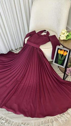 فستان باللون البرغندي