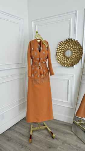 فستان بلون الطوبي الفاتح بكرستال