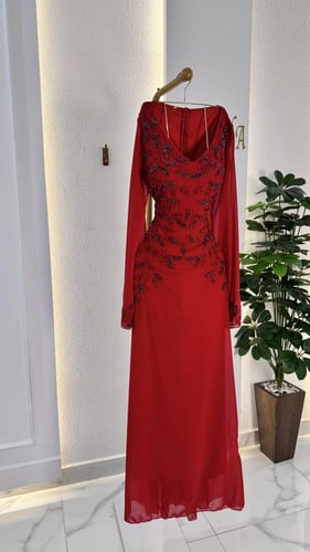 جلابيه بلون احمر غامق بشك يدوي فاخر