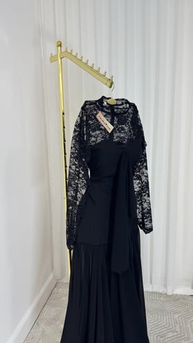 فستان اسود أنيق وناعم