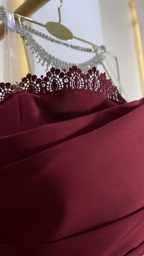 فستان عودي أنيق مزين بالدانتيل الناعم