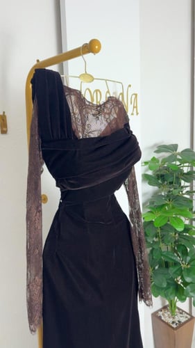 فستان قطيفه بدانتيل ناعم لون الموكا