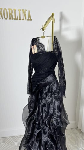 فستان بالدانتيل الناعم وتداخيل الأورجنزا