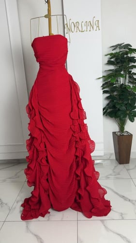 فستانك الاحمر يزهاك بين الحضور