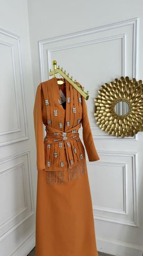 فستان بلون الطوبي الفاتح بكرستال