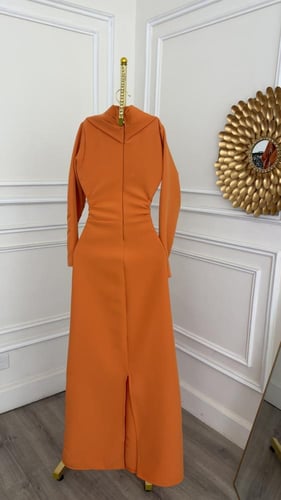 فستان بلون الطوبي الفاتح بكرستال