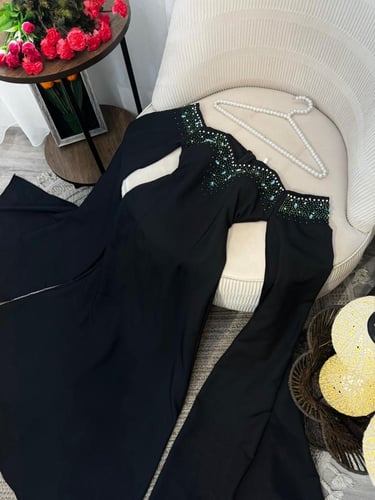 فستان اسود بشك كرستال