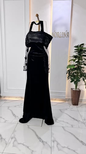 فستان مخمل بلون اسود ملكي وكم ورد