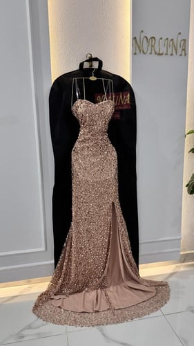 فستان بلون ذهبي مرصع ترتر لامع