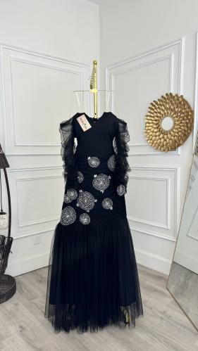 فستان اسود بتل ناعم وتطريز يدوي