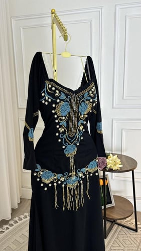 فستان اسود بتطريز يدوي