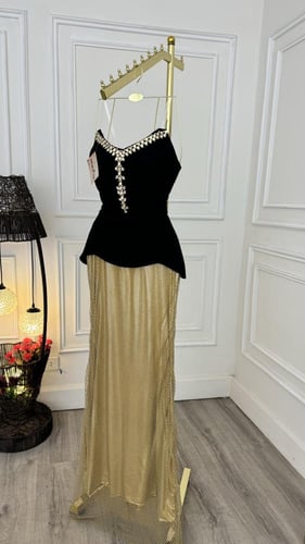 فستان بتصميم مميز بخامة السناره واللمعه