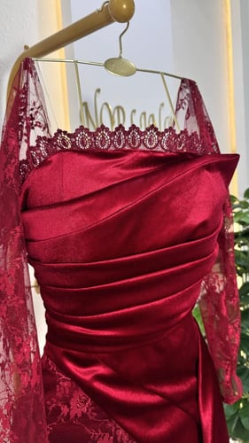 فستان مخمل بدانتيل بتصميم انيق وحصري