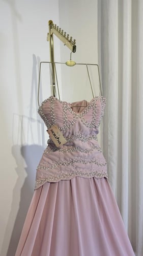 فستان وردي شيفون بتطريز كرستال